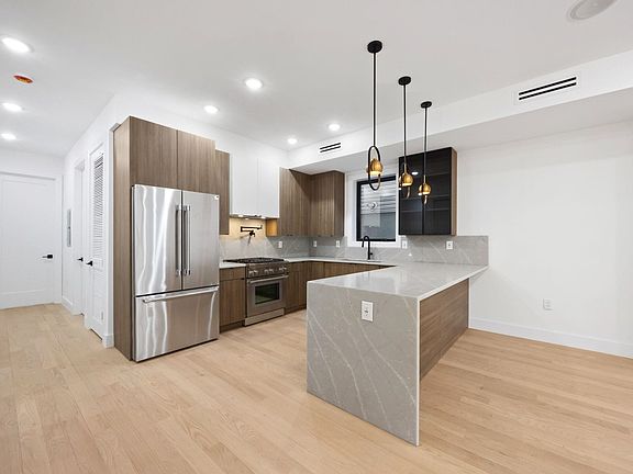 2nd image of 33 Graham St #1