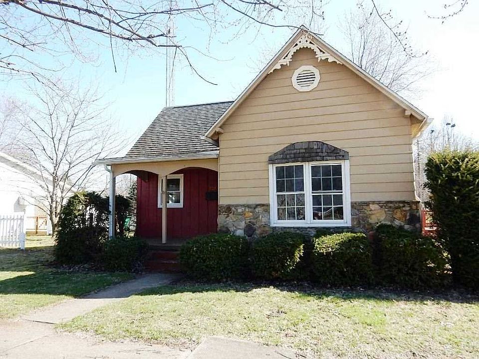 1st image of 303 S Myra St