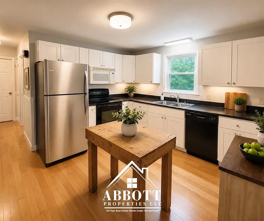 3 bed, 1.0 bath, 1400 sqft, $3,200 — Photo 3