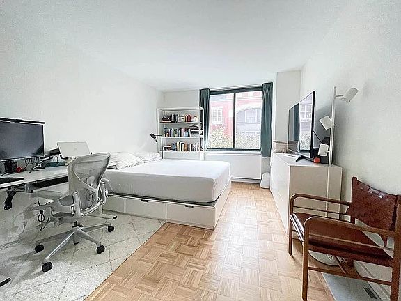 4th image of 311 Greenwich St APT 4G