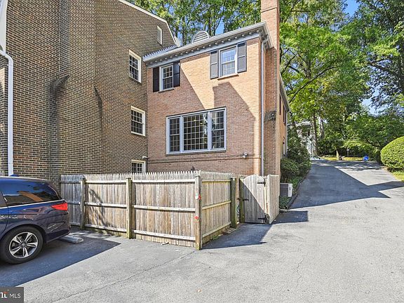 3rd image of 4931 Crescent St