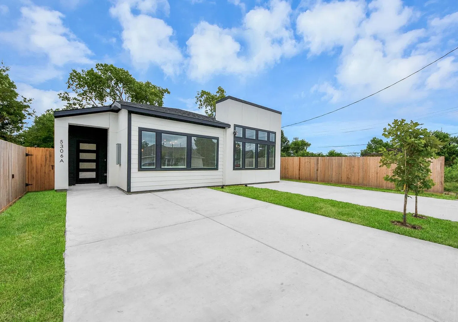Experience modern living in this beautiful new-construction home, ideally situated in a highly de... — Photo 3