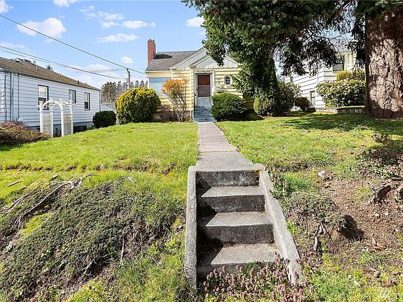 This home is close to the Bremerton-to-Seattle foot ferry and car ferry.
