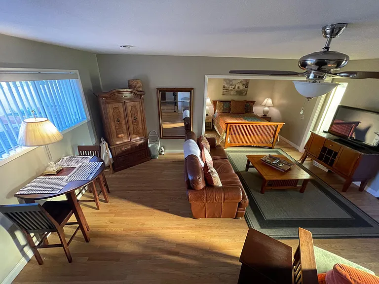 4224 Blackthorne Ave — Photo 4