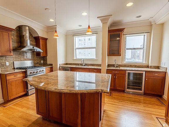 3rd image of 1275 Greenwich St #504