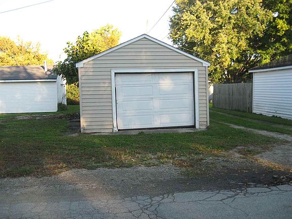 5th image of 821 W Chestnut St