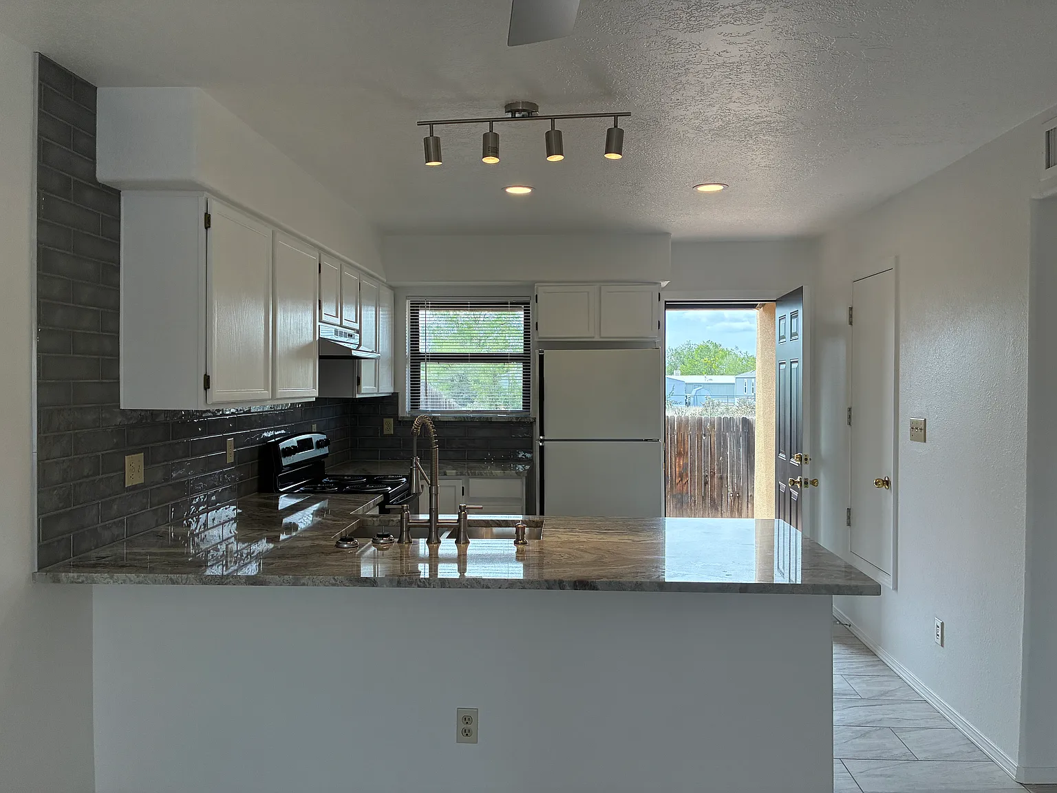 2 bed, 900 sqft, $1,600 — Photo 4