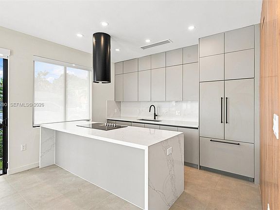 2nd image of 1001 SW 10th Ave