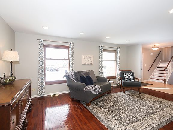 3rd image of 776 Ravenswood Ct