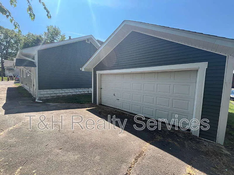 3 bed, 1.0 bath, 1107 sqft, $1,300 — Photo 4