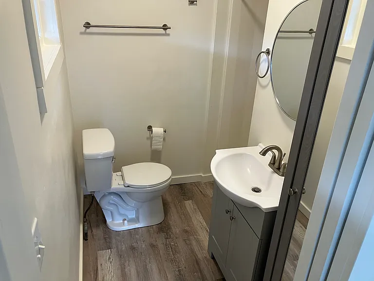 Linen closet (built-in)