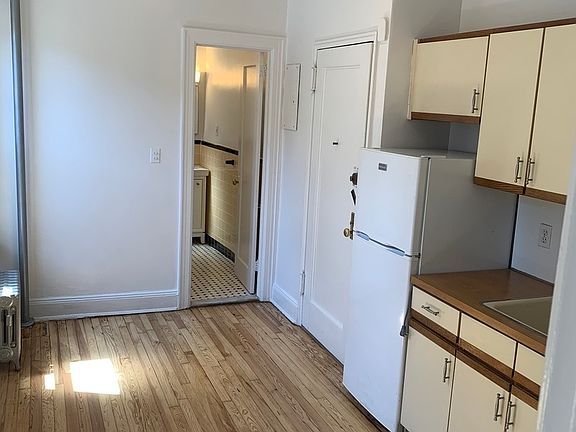3rd image of 208 E 87th St APT 4e