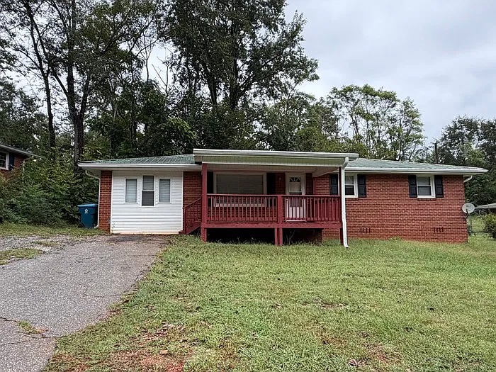 4 bed, 2.0 bath, 1300 sqft, $1,300 — Photo 1