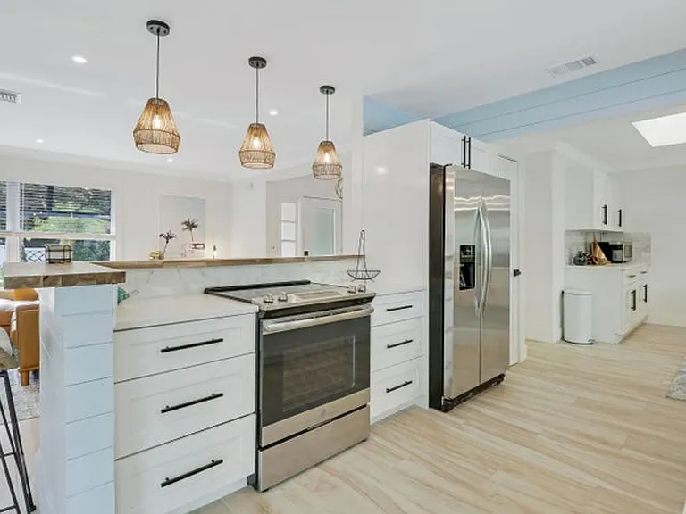 9 W Riverside Dr — Photo 2