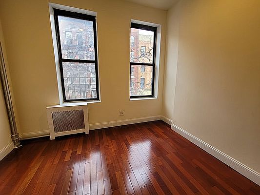 3rd image of 256 E 10th St APT 4c