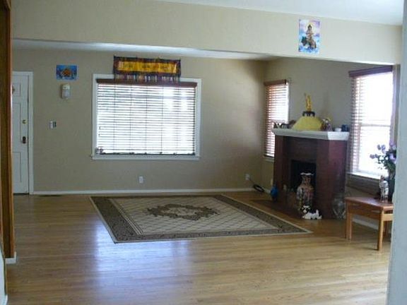 3rd image of 3924 E Whitmore Ave