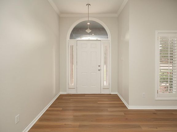 4th image of 10310 Knoxville Ave