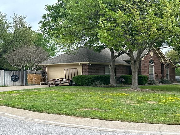 3rd image of 221 Lakeside Oaks Cir