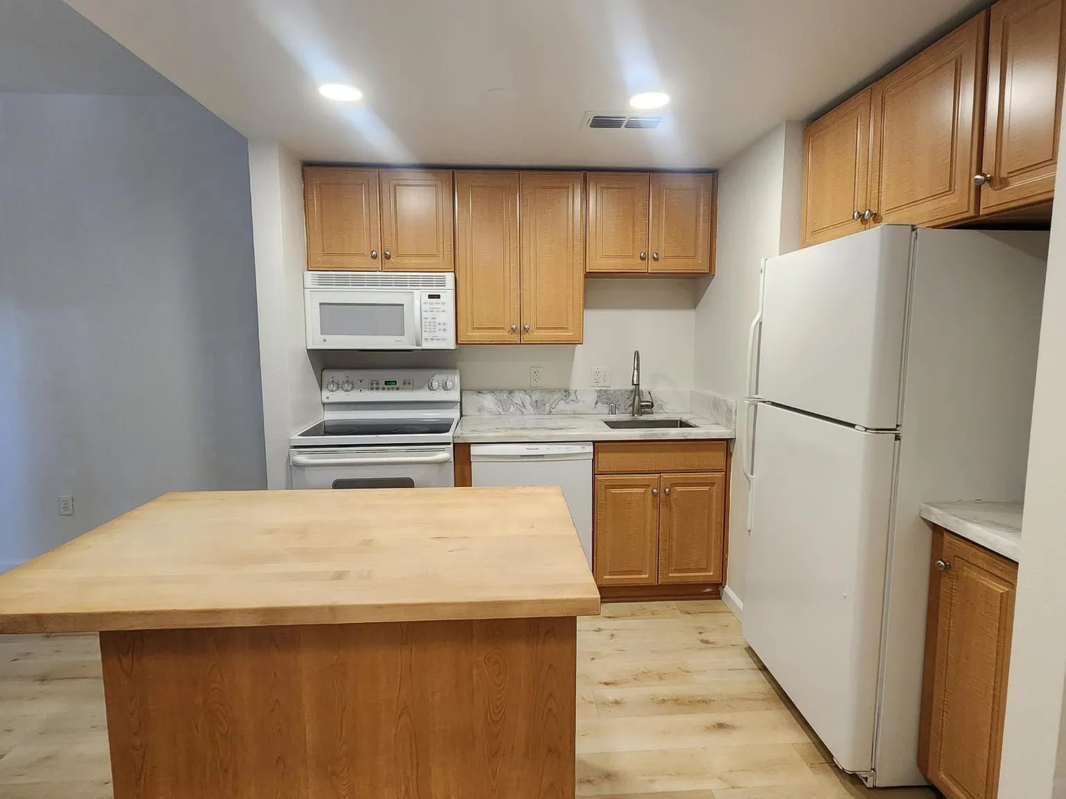 2 bed, 1.5 bath, 941 sqft, $2,395 — Photo 4