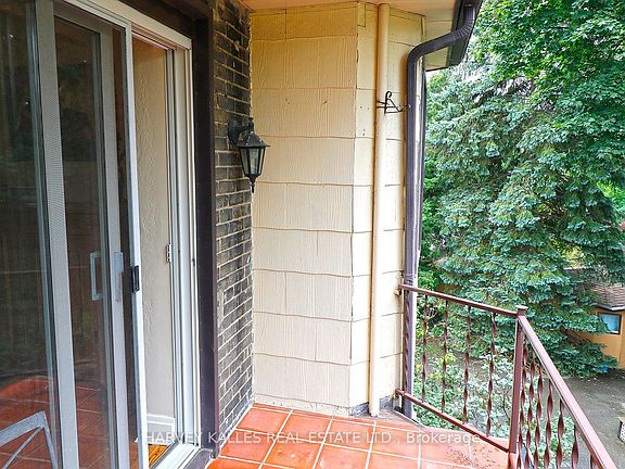 5th image of 95 Chatsworth Dr