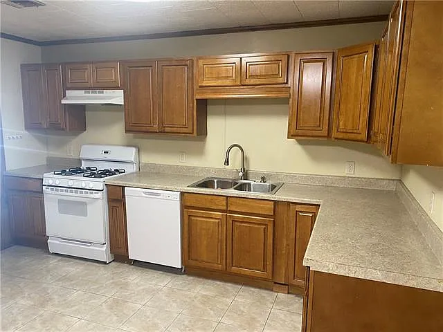 3 bed, 1.0 bath, 1240 sqft, $1,300 — Photo 2