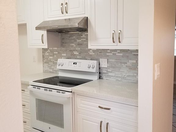 3rd image of 2113 Town And Country Ln