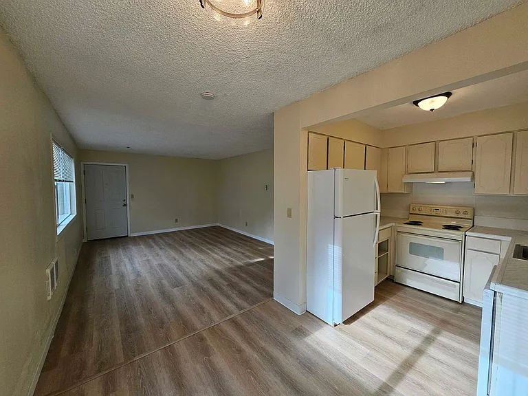 Sunset Apartments — Photo 17