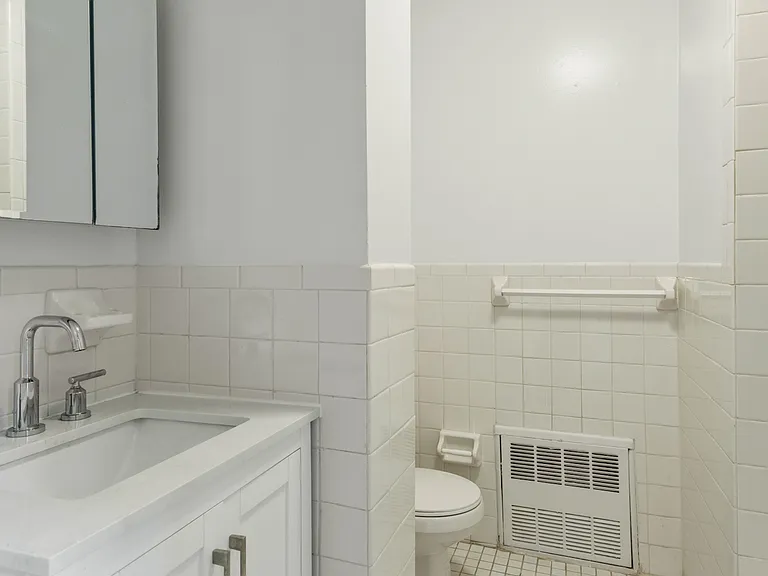 402 E 78th St #33 — Photo 10