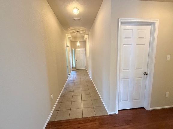 3rd image of 914 Whitewing Ln