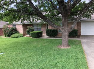 208 S Sendero Dr, Decatur, TX 76234