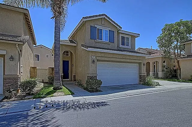 3 bed, 2.5 bath, 1074 sqft, $3,600 — Photo 3