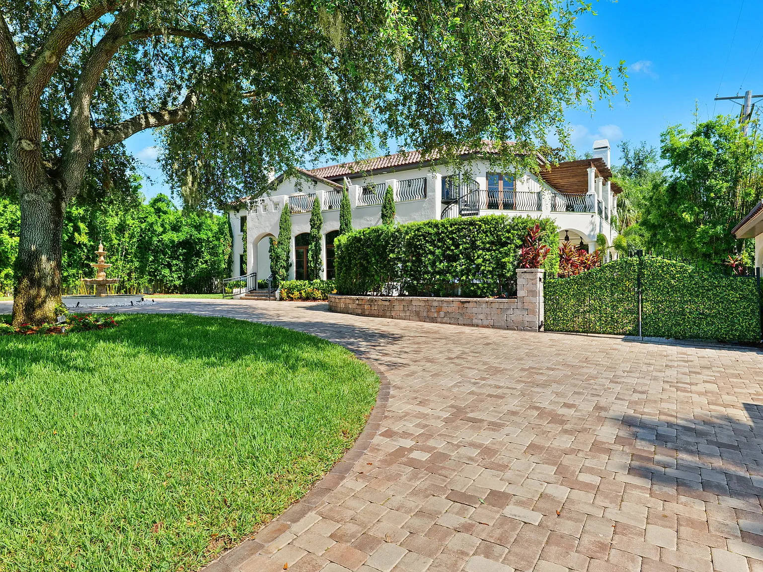 5 bed, 6833 sqft, $20,000 — Photo 2