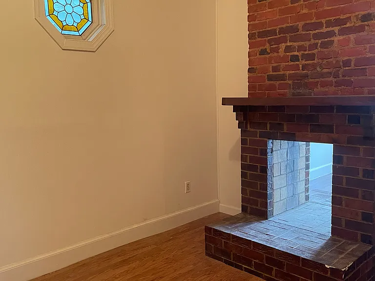 1012 W Clay St — Photo 2