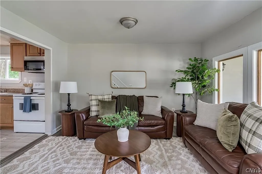 3 bed, 2.0 bath, 948 sqft, $1,550 — Photo 4