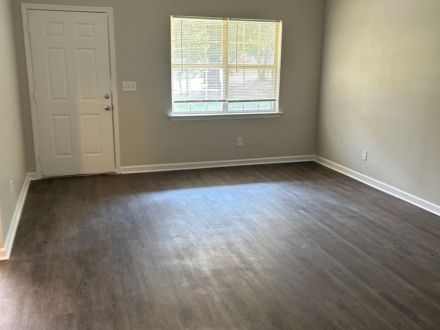 21 W Dr NW — Photo 2