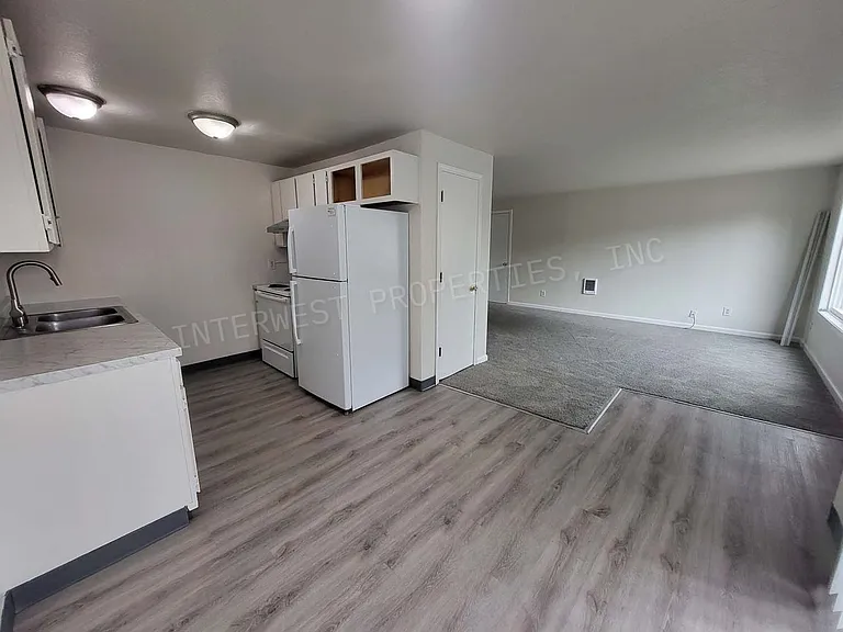 8231 N Fessenden St — Photo 10
