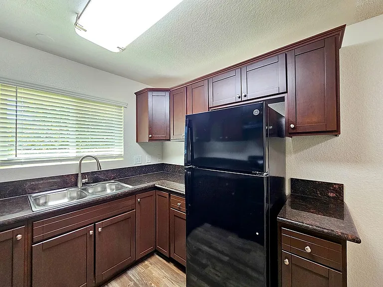 Newport Gardens Apartments — Photo 16