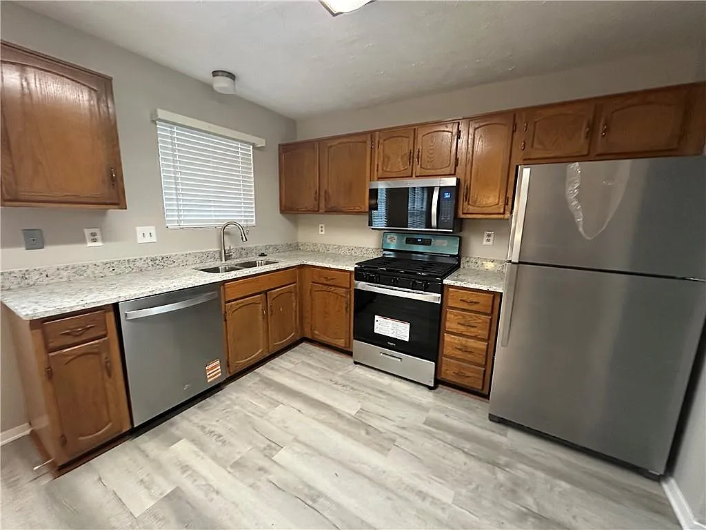 3 bed, 2.5 bath, 1575 sqft, $2,095 — Photo 2