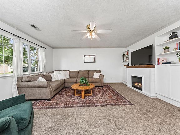3rd image of 125 Amber Way