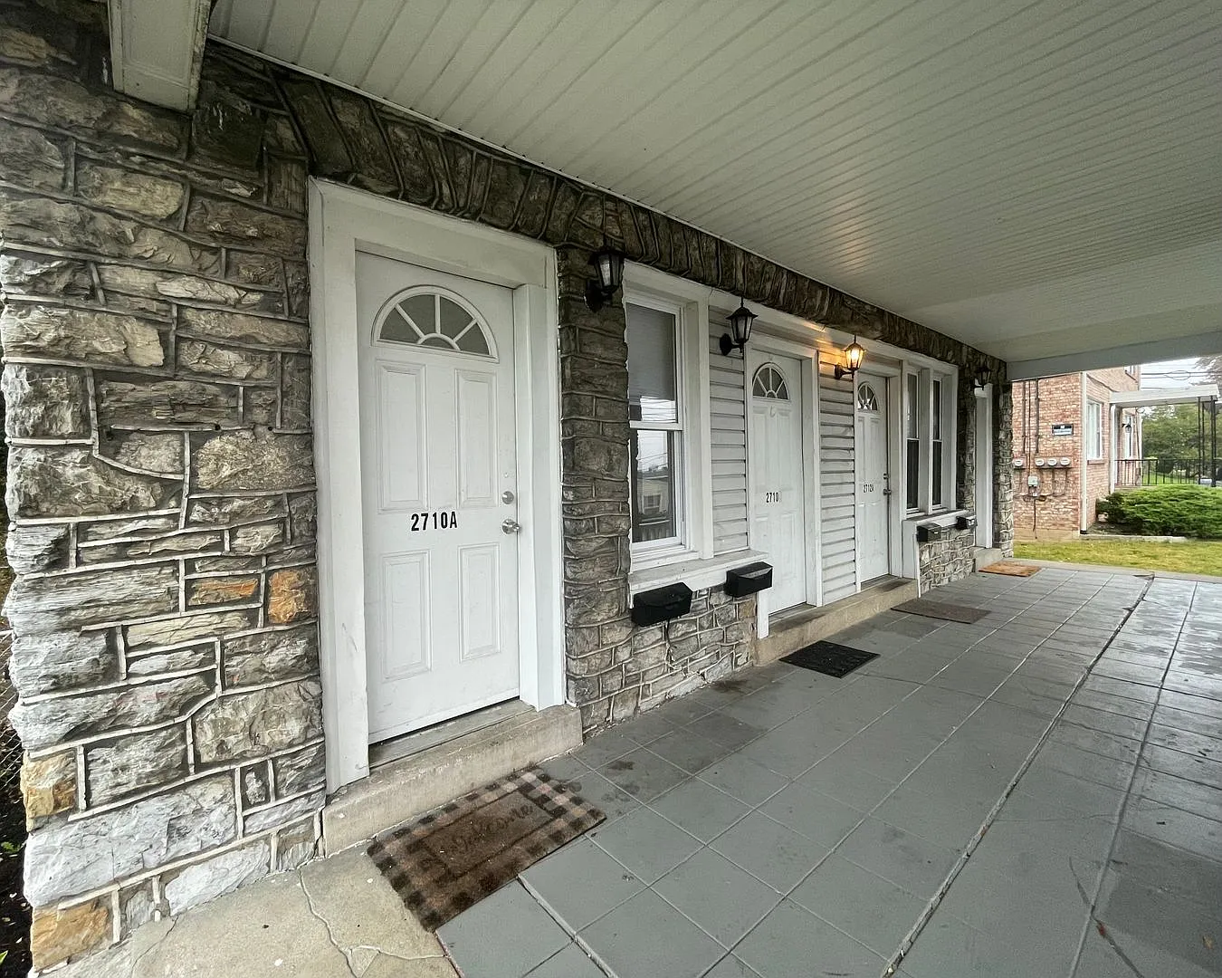 2710 Woodlawn St — Photo 4
