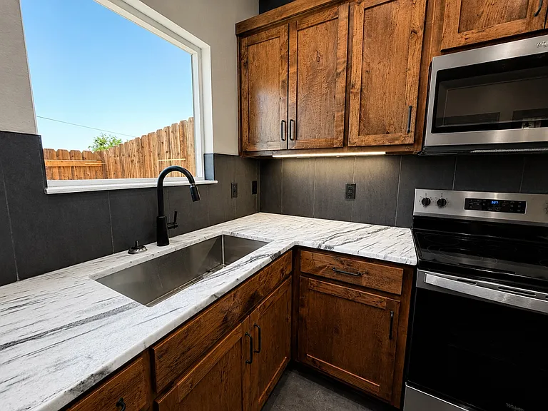 215 E Avenue K #B — Photo 8