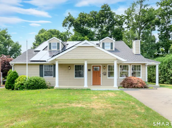 39 Kenilworth Dr W, Stamford, CT 06902