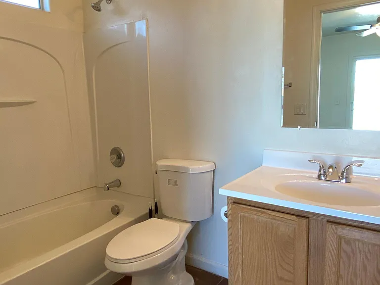 123 E Adams St — Photo 10