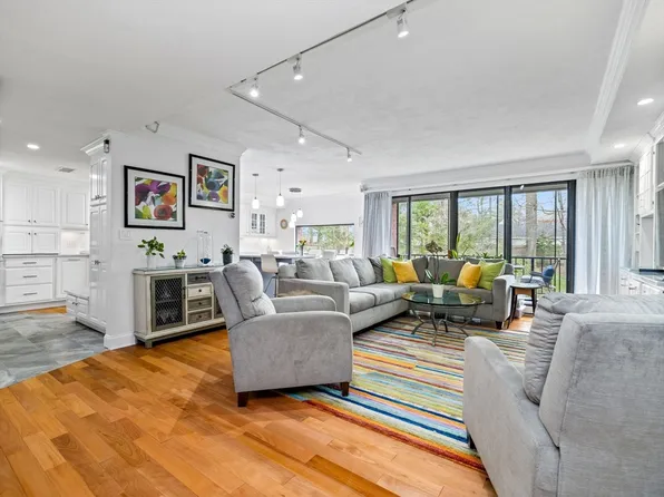 75 Grove St APT 231, Wellesley, MA 02482