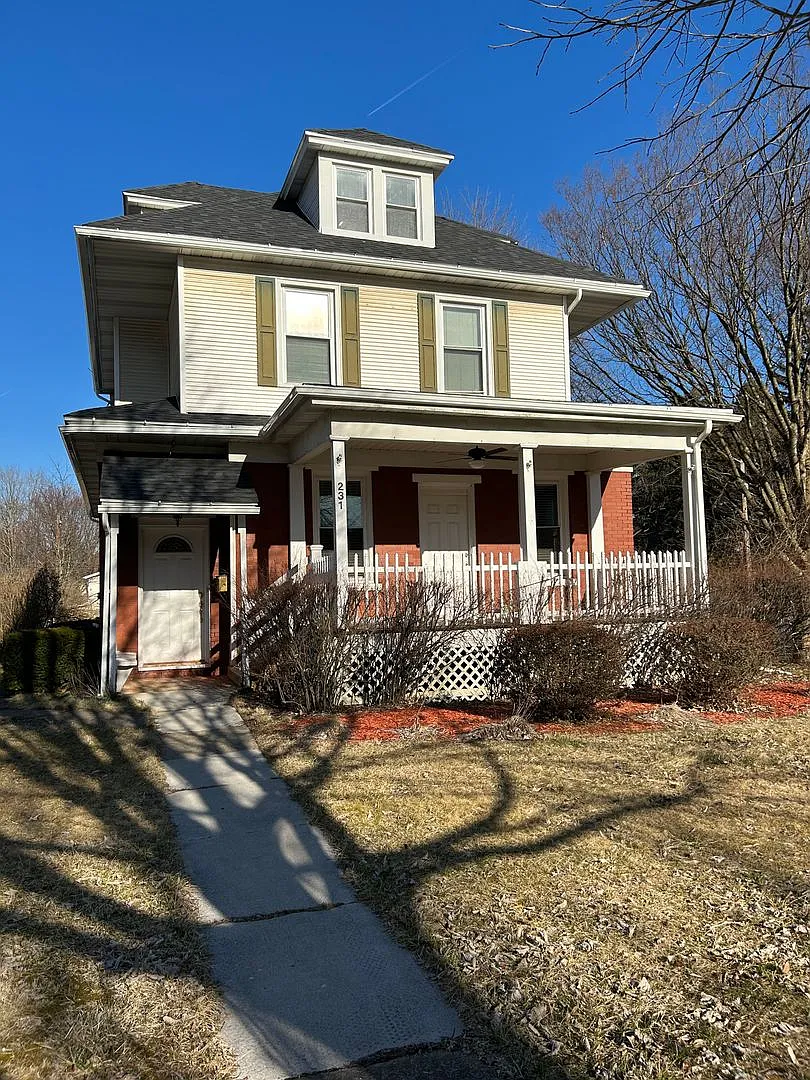 3 bedroom, 2 1/2 bath house — Photo 3