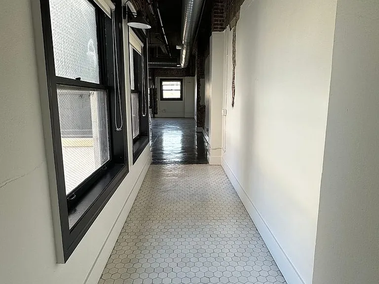 Hellman Lofts — Photo 7