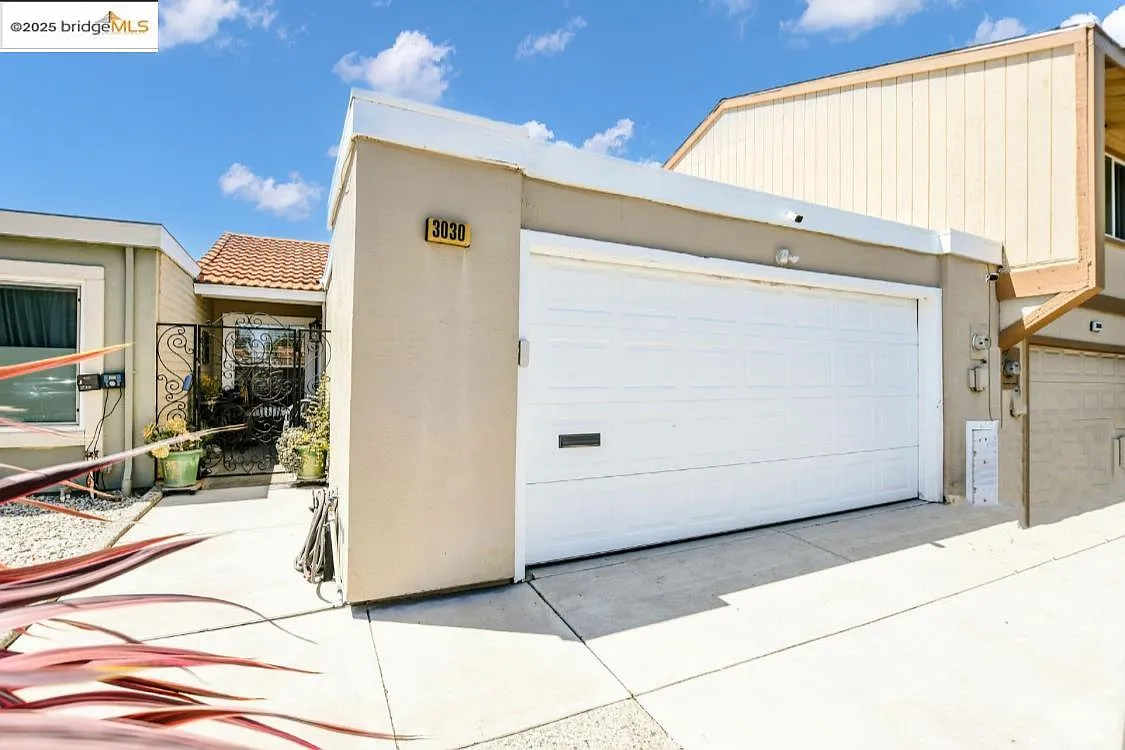 3030 Pear St photo 1