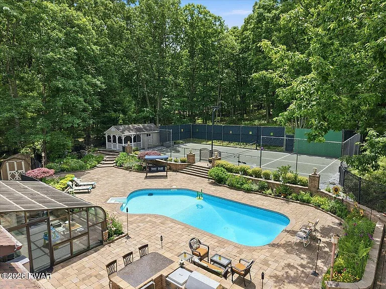1075 Acacia Dr — Photo 10