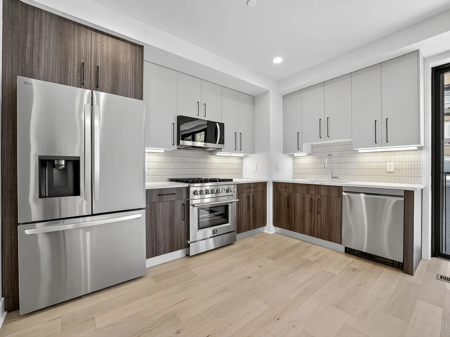 2 bed, 1100 sqft, $3,900 — Photo 1