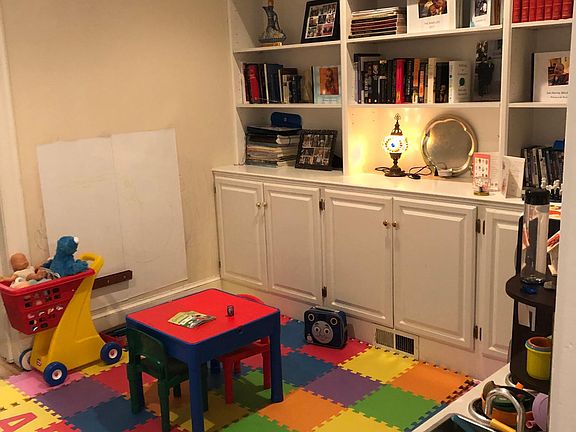 Middle room on 1st Floor - Library/Den/Other